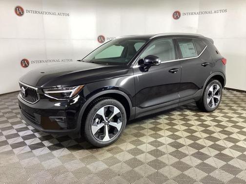 2025 Volvo XC40 B5 Plus Bright Theme