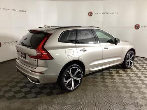 2025 Volvo XC60 B5 Ultra