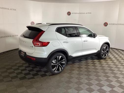 2025 Volvo XC40 B5 Plus Dark Theme
