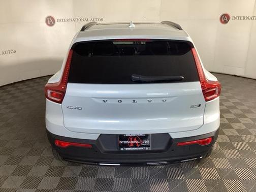 2025 Volvo XC40 B5 Plus Dark Theme