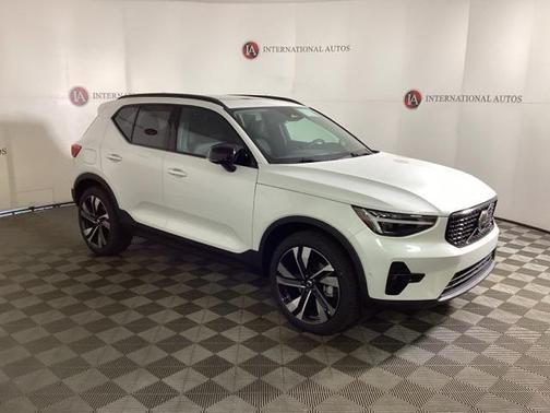 2025 Volvo XC40 B5 Plus Dark Theme
