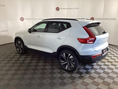 2025 Volvo XC40 B5 Plus Dark Theme