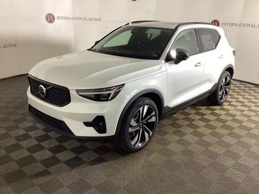 2025 Volvo XC40 B5 Plus Dark Theme