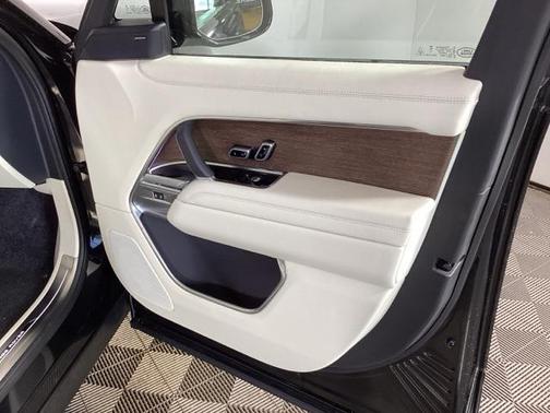 2025 Land Rover Range Rover P550e SE