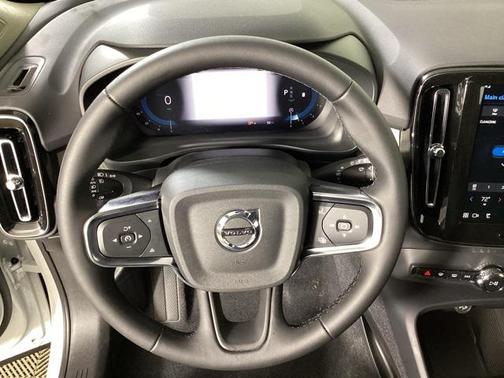 2025 Volvo XC40 B5 Core Bright Theme