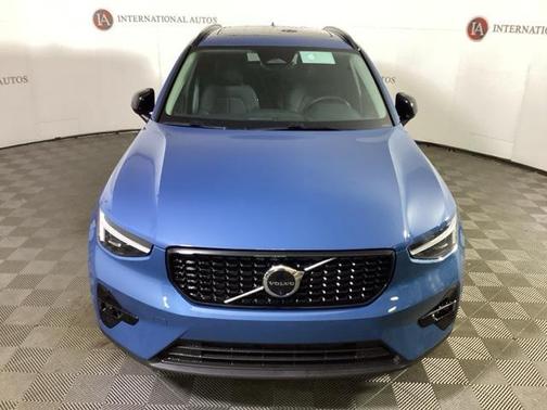 2025 Volvo XC40 B5 Ultra Dark Theme