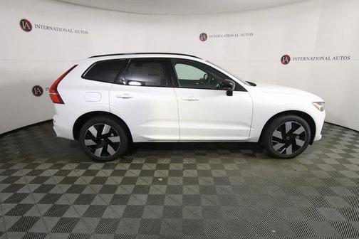 2024 Volvo XC60 Recharge Plug-In Hybrid T8 Plus Dark Theme