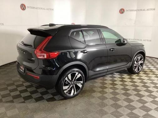 2025 Volvo XC40 B5 Ultra Dark Theme