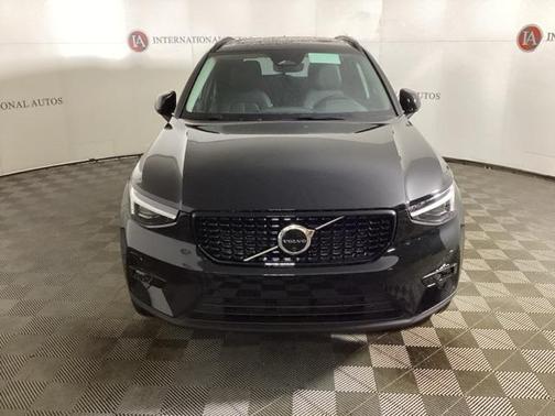 2025 Volvo XC40 B5 Ultra Dark Theme