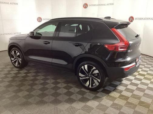 2025 Volvo XC40 B5 Ultra Dark Theme