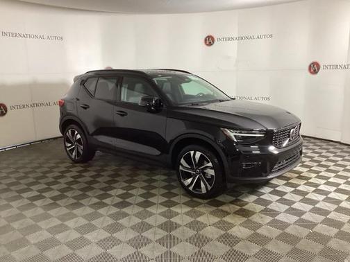 2025 Volvo XC40 B5 Ultra Dark Theme