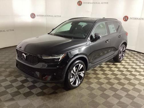 2025 Volvo XC40 B5 Ultra Dark Theme