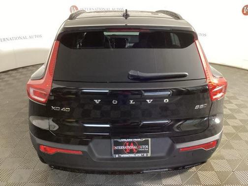 2025 Volvo XC40 B5 Ultra Dark Theme