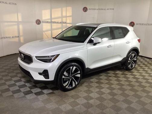 2025 Volvo XC40 B5 Ultra Bright Theme