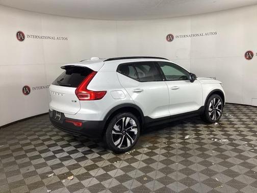 2026 Volvo XC40 B5 Ultra