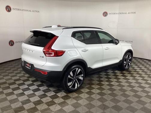 2026 Volvo XC40 Ultra, B5 AWD Gas (mild hybrid), Dark
