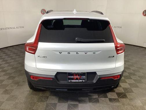 2026 Volvo XC40 Ultra, B5 AWD Gas (mild hybrid), Dark