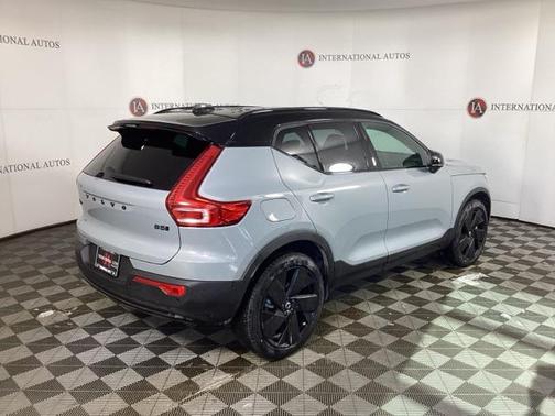 2026 Volvo XC40 Black Edition Ultra, B5 AWD Gas (mild hybrid)