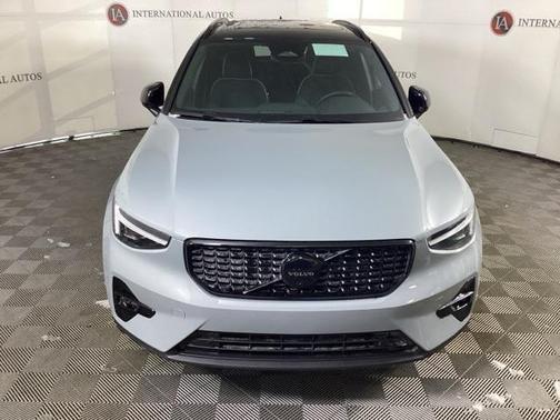 2026 Volvo XC40 Black Edition Ultra, B5 AWD Gas (mild hybrid)
