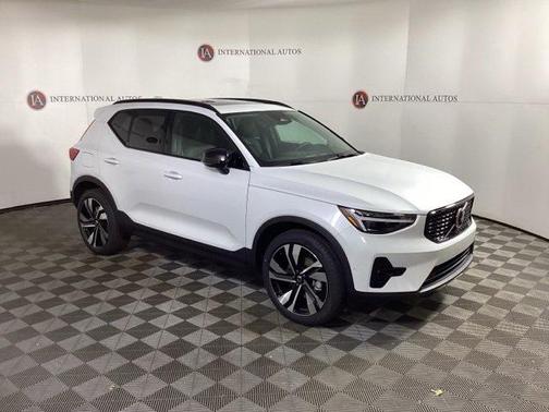 2025 Volvo XC40 B5 Ultra Dark Theme