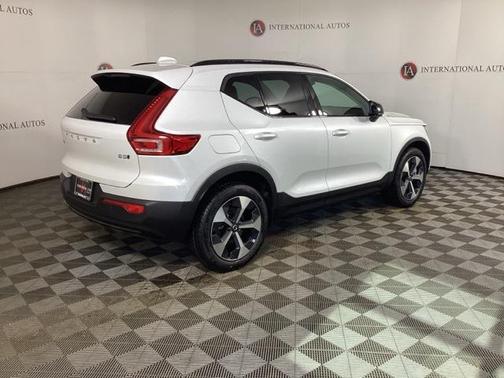 2026 Volvo XC40 Plus, B5 AWD Gas (mild hybrid), Dark