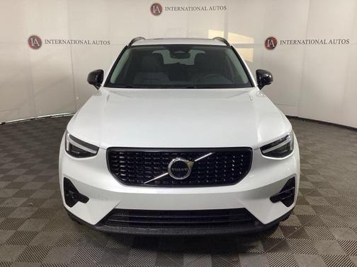 2026 Volvo XC40 Plus, B5 AWD Gas (mild hybrid), Dark