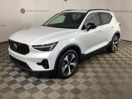 2026 Volvo XC40 Plus, B5 AWD Gas (mild hybrid), Dark