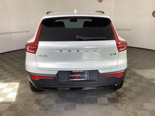 2026 Volvo XC40 Plus, B5 AWD Gas (mild hybrid), Dark