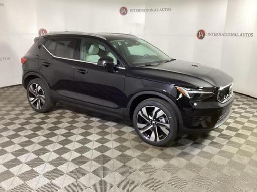 2025 Volvo XC40 B5 Ultra Bright Theme