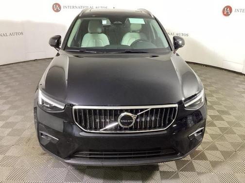 2025 Volvo XC40 B5 Ultra Bright Theme