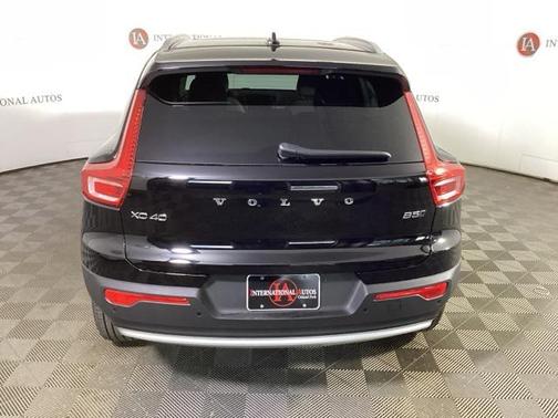 2025 Volvo XC40 B5 Ultra Bright Theme