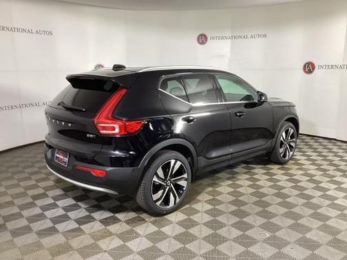 2025 Volvo XC40 B5 Ultra Bright Theme