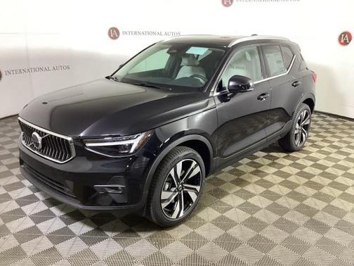 2025 Volvo XC40 B5 Ultra Bright Theme