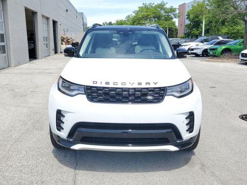 Fuji White 2026 Land Rover Discovery Dynamic SE
