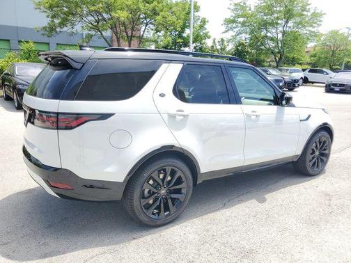 Fuji White 2026 Land Rover Discovery Dynamic SE