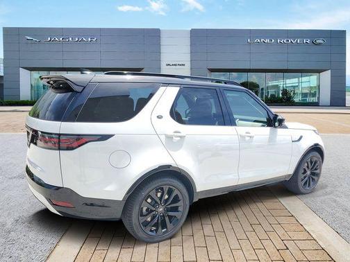 Fuji White 2026 Land Rover Discovery Dynamic SE