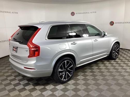 2022 Volvo XC90 T6 Momentum