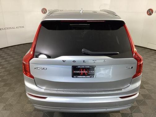 2022 Volvo XC90 T6 Momentum