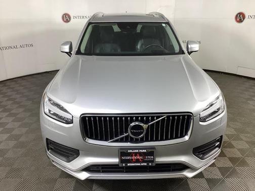 2022 Volvo XC90 T6 Momentum