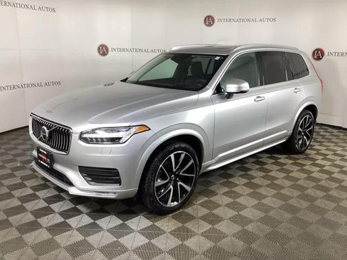 2022 Volvo XC90 T6 Momentum