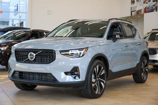 Vapour Grey Metallic 2026 Volvo XC40 Ultra, B5 AWD Gas (mild hybrid), Dark