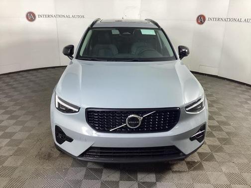 2026 Volvo XC40 Ultra, B5 AWD Gas (mild hybrid), Dark