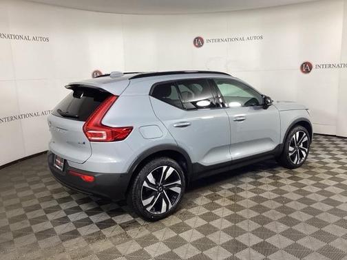 2026 Volvo XC40 Ultra, B5 AWD Gas (mild hybrid), Dark
