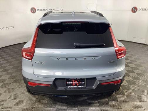 2026 Volvo XC40 Ultra, B5 AWD Gas (mild hybrid), Dark