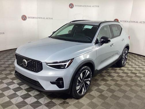 2026 Volvo XC40 Ultra, B5 AWD Gas (mild hybrid), Dark