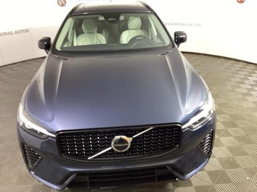2025 Volvo XC60 Core Dark Theme