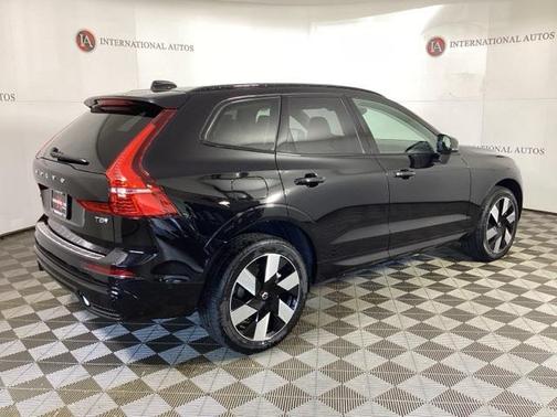 2025 Volvo XC60 Plug-In Hybrid T8 Plus