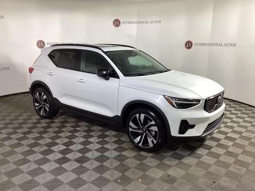 2025 Volvo XC40 B5 Plus Dark Theme