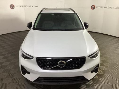 2025 Volvo XC40 B5 Plus Dark Theme