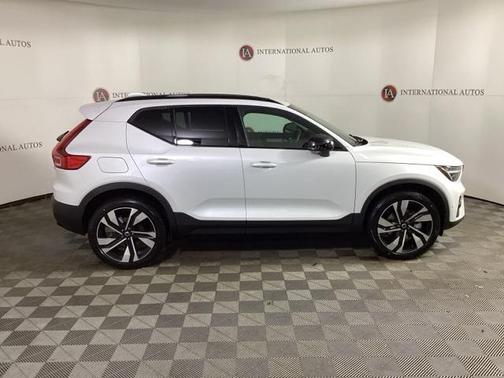 2025 Volvo XC40 B5 Plus Dark Theme